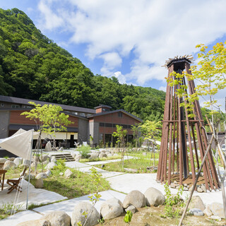Kokoro no Sato no Terrace is a new sightseeing base that will enhance your Jozankei time.