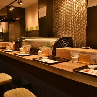在吧台座位享用寿司。平静的空间就像一个世外桃源