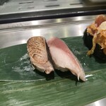 寿司 魚がし日本一 - 炙りの握り(アカムツ？)と生鯖かな？