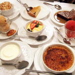 ラミティエ - 洋梨のタルト、ココナッツ風味のブランマンジェ、イル・フロタント、フロマージュブランのムース、フランボワーズのシャーベット、キャラメルのアイスクリーム、フォンダンショコラ、クレームブリュレ