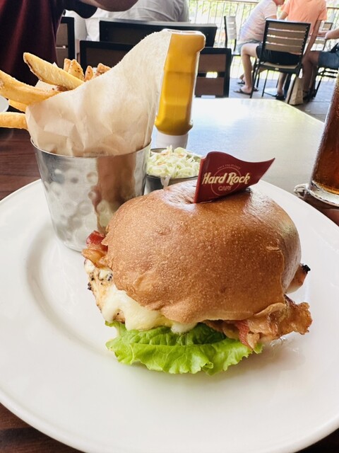 HARD ROCK CAFE Honolulu (ハードロックカフェ) - ワイキキ HARD ROCK CAFE Honolulu (ハードロックカフェ) - ワイキキ