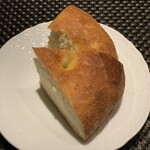 Buon Sapore - 自家製パン。オリーブオイルと食べたり、お料理のソースと食べたり。合わせる食材を引き立たせてくれる〜