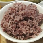 キッチン ブルー グローブ - 黒米のアップ