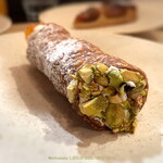 オステリア・トラマンダーレ - カンノーリ ピスタチオ側