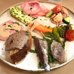 オステリア・トラマンダーレ - ９時にあるハムの上のトンナートソース，７時の鶏レバーペーストが激ウマ 