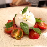 オステリア・トラマンダーレ - ブラーターチーズとトマトの冷菜