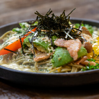 說起京都Chabana的名產就是!“鱷梨炒茶蕎麥面”