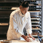 Comme’N TOKYO - 【Owner Chef・大澤 秀一】
水と粉など、かたちのないものに輪郭をつけていくパンづくりは「自らの生き方を表現できる唯一の方法」。様々な出会いと発見を繰り返し、前に進んできた経験から、後進の育成にも力を入れています。