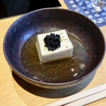 瓢喜 - 【先付】
            瓢喜自慢の出汁でいただく胡麻豆腐　キャビア
            