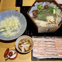 瓢嘻 新橋店 - 【出汁しゃぶ】
                    ・出汁　
                    ・京都ぽーく
                    ・季節の野菜盛り合わせ
                    れんこん、椎茸、えのき、もち麩、よもぎ麩、
                    九条ネギ、もやし、赤蒟蒻、ほうれん草
                    ・たっぷりの刻みねぎ
                    ・柚子胡椒