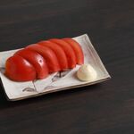 時代屋 - トマトスライス。トマトは京都府産を使用しており、マイロックと言う品種で爽やかな酸味が特徴。