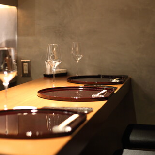 A counter full of realism. Enjoy chicken dishes and drinks with all five senses