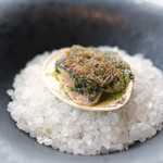 アジュール フォーティーファイブ - ランチコース 19800円 のハマグリのハーブ焼き