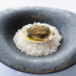 アジュール フォーティーファイブ - ランチコース 19800円 のハマグリのハーブ焼き