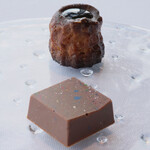 アジュール フォーティーファイブ - ランチコース 19800円 の自家製チョコレート カヌレ