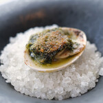 アジュール フォーティーファイブ - ランチコース 19800円 のハマグリのハーブ焼き