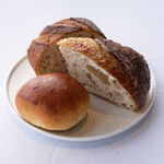 アジュール フォーティーファイブ - ランチコース 19800円 のパン