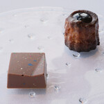 アジュール フォーティーファイブ - ランチコース 19800円 の自家製チョコレート カヌレ