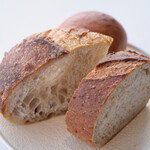 アジュール フォーティーファイブ - ランチコース 19800円 のパン