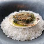 アジュール フォーティーファイブ - ランチコース 19800円 のハマグリのハーブ焼き