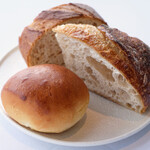 アジュール フォーティーファイブ - ランチコース 19800円 のパン