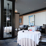 アジュール フォーティーファイブ - 店内のテーブル席の風景です