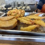 牧のうどん - カウター前に揚げたてが置いてあります！