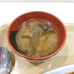 Shokudou Keyaki - お揚げとワカメのお味噌汁は熱々。