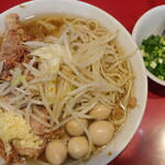 ラーメン二郎 - ラーメン半分＋ニンニク少し＋青ネギうずら
