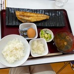 四日市ヒモノ食堂 - 朝定食（縞ホッケ半身）＋ごはん＋小鉢2(大根おろし、生卵＋味付け海苔)＋漬物