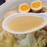 ラーメン茂木 - 雲呑麺大盛に醤蛋トッピングのスープ