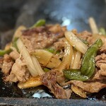 ともえ - 「牛塩」を熱々鉄板で追い焼き(｡º∀º) ۶)))ﾔﾊﾞｯ！