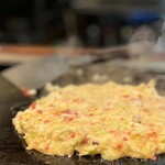 ともえ - 紅しょうがたっぷりの「お好み焼き」！酸味は熱で消えて旨みが残る、深い1枚！