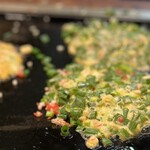 ともえ - たくさんの席から「ねぎ焼き」「豚玉」の追加注文が飛び交う！