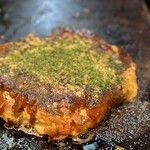 ともえ - 「豚玉(ハーフ)」粉ガツオがめっちゃアクセントのザ・王道な1枚、、、、されどうまい！！！