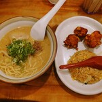 Ramen Kumagorou - 令和5年8月
                        ランチタイム(11:00〜15:00)
                        からあげ定食豚骨醤油 980円
                        豚骨醤油ラーメン、からあげ、半チャーハン