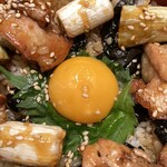 大戸屋 ごはん処 - なか卯の玉子はもっと黄身が赤いな。