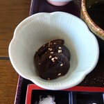 215766024 - ◯椎茸の煮物
                        甘さ控えめな醤油出汁で煮られてる
                        軽く酢が入ってるかな❔