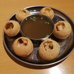 Mamaghar - パニプリ ¥500　ずっと気になってた未知の食べ物　穴にスープを入れて食べる楽しいおつまみ