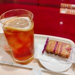 カフェ・ベローチェ - アイスレモンティーとレーズンサンド　全景