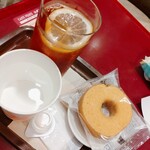 カフェ・ベローチェ - アイスレモンティーとバームクーヘン　いつも御水もいただいてます