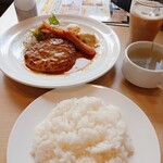 ガスト - 日替わり　醤油ソースハンバーグ、ソーセージ、エビフライ　全景