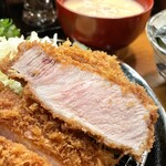 檍食堂 - 丸山社長によるほんのりピンクのパーフェクトな揚げ上がり