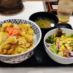 Yoshinoya - 親子丼大盛734円 サラダセット188円