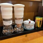 檍食堂 - 卓上の調味料