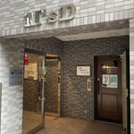 お酒と創作和食を楽しむお店 酒彩 たなか - マンションエントランスの横にお店の入口があります。