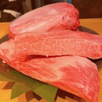 GU3F - 岩手県産黒毛和種
      三角バラとタテバラはA5ランク 、厚切りタン