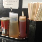 自家製麺 結び  - テーブル調味料