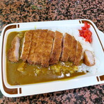 サリー - ロースカツカレー（￥1350）。揚げ立てのカツはご馳走、四角い皿も食べやすくて良い感じ