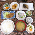 サリー - 日替わり魚ランチ（￥950）。ごはん・あら汁に、おかず8品がつく驚異のランチ！